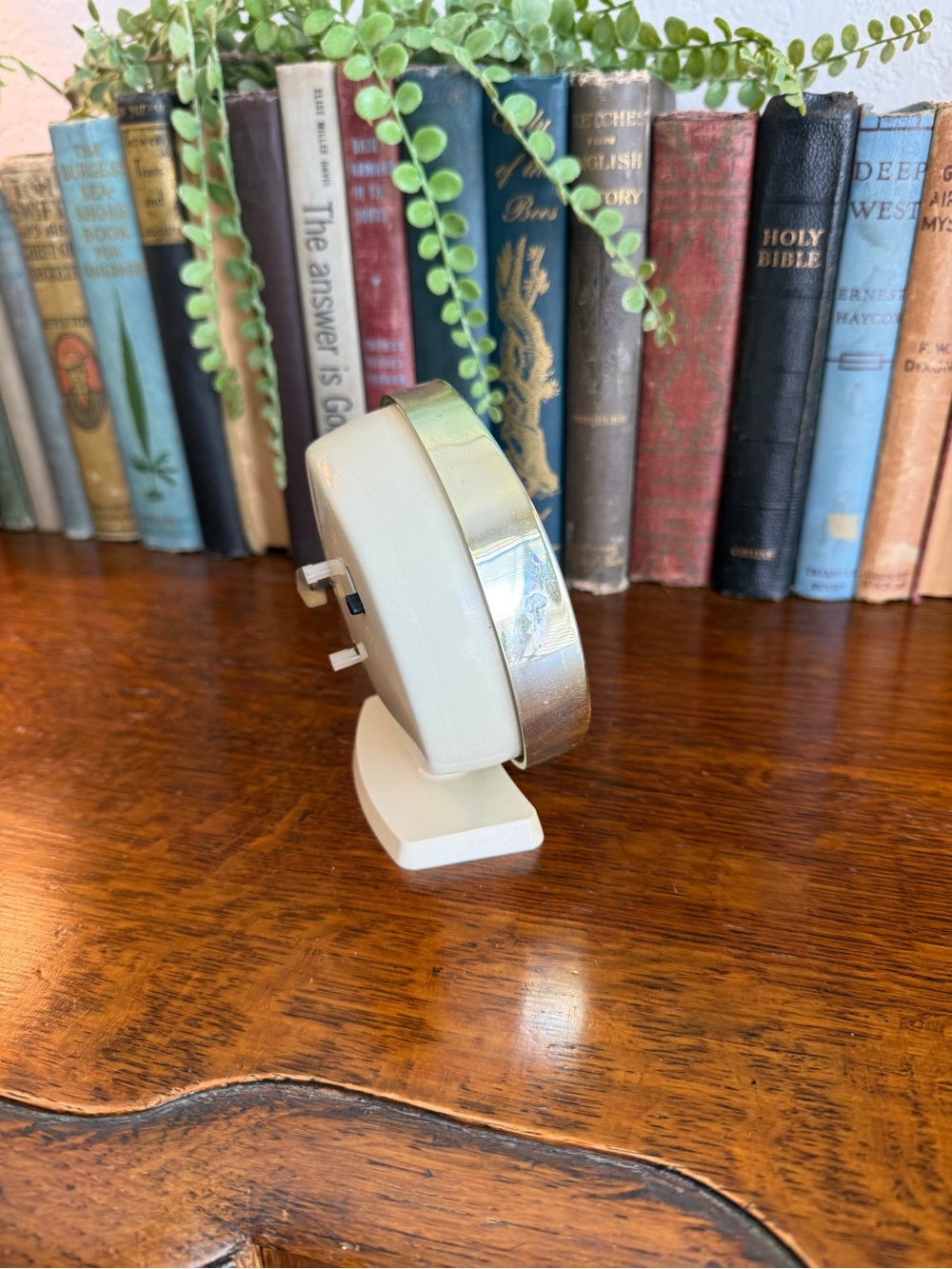 😎3/$20‼️Cream and Gold Retro Table Clock Works - Picture 9 of 11